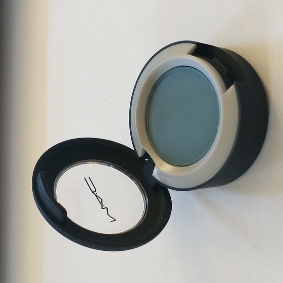 MAC Good Jeans Powder Kiss Soft Matte Eyeshadow - Picture 1 of 7